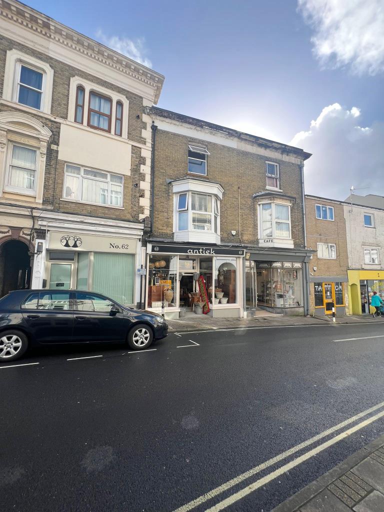 Lot: 124 - TOP FLOOR FLAT FOR IMPROVEMENT - Front of property situated in High Street